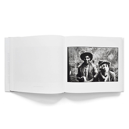 Книга на английском языке "Henri Cartier-Bresson: Photographer", Yves Bonnefoy - 3