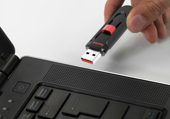 Первая в мире флэшка от SanDisk с кнопкой для резервного копирования
